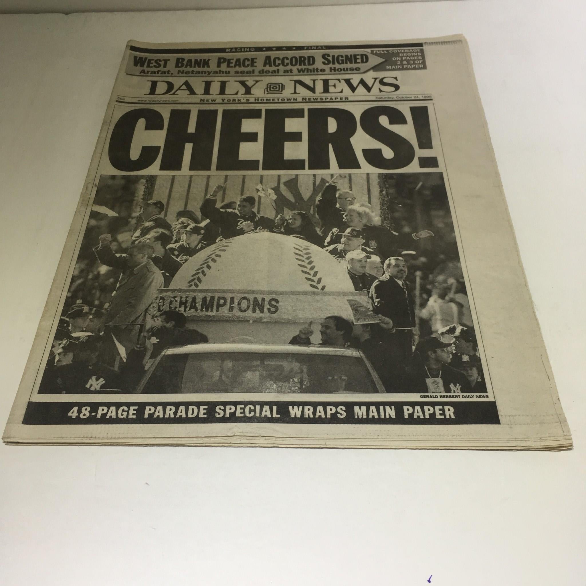 NY Daily News: Oct 24 1998 Cheers!  New York Yankees world Series