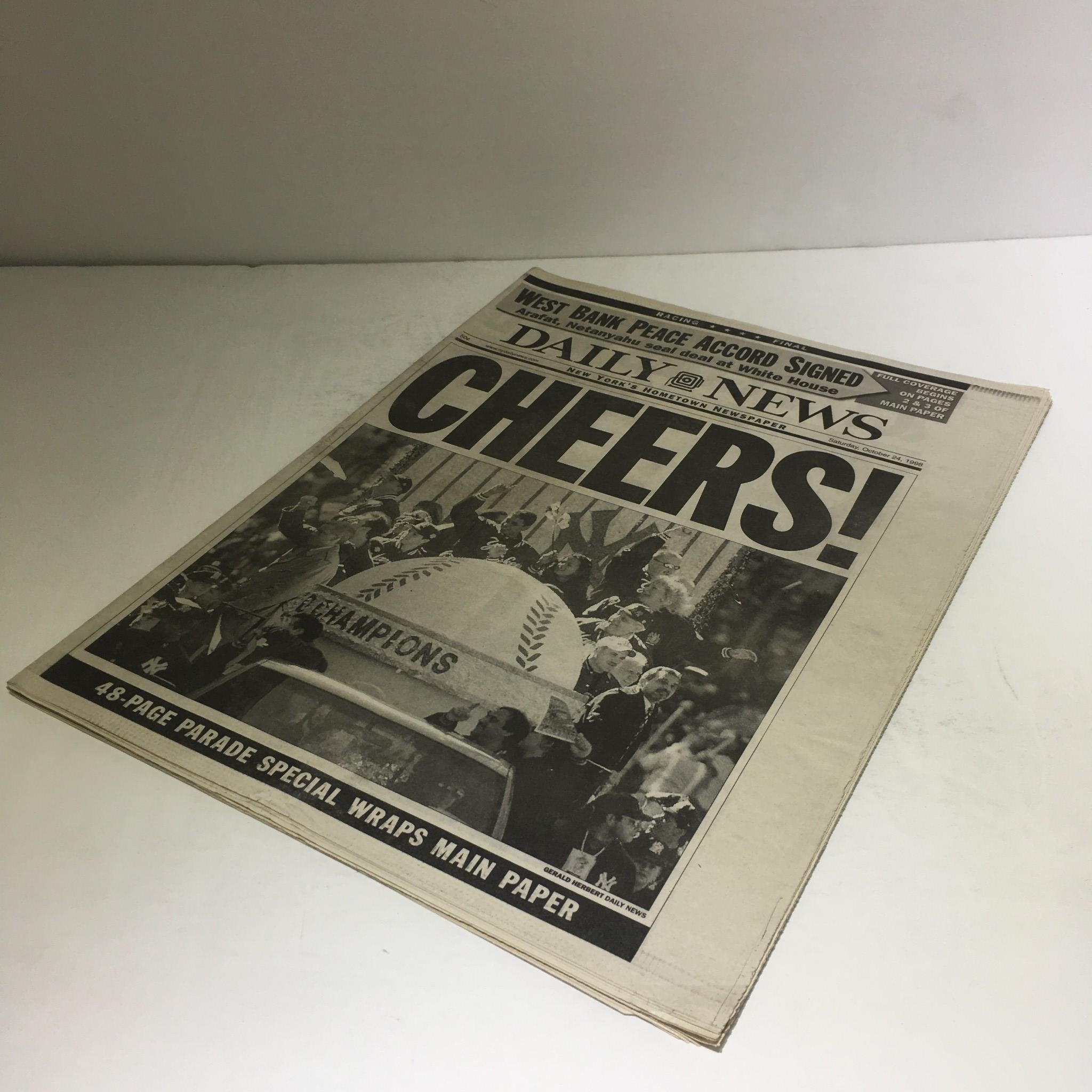 NY Daily News: Oct 24 1998 Cheers!  New York Yankees world Series