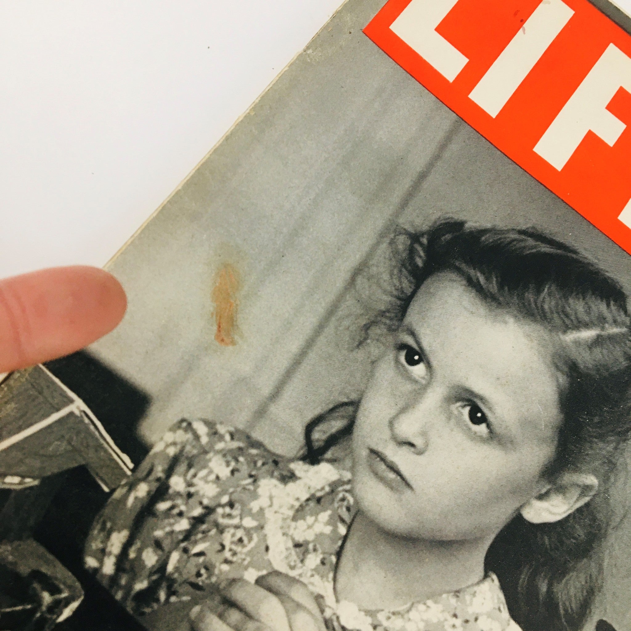 VTG Life Magazine June 2 1941 A Boy and A Girl Praying in Sunday School No Label