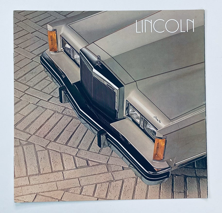 1982 Lincoln Town Dealer Showroom Sales Brochure Guide Catalog