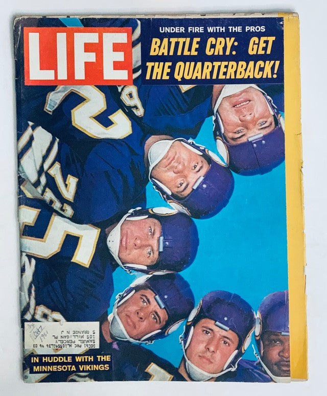 VTG Life Magazine November 17 1961 In Huddle with the Minnesota Vikings